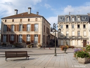 Les maisons du quartier abbatial de Remiremont, depuis le parvis de l'église